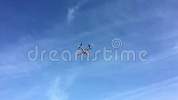 在蓝天背景下飞过云层的四架战斗机视频的预览图