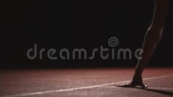 3名运动女运动员在跑步机上跑步比赛开始时距离坐位体短跑处视频的预览图