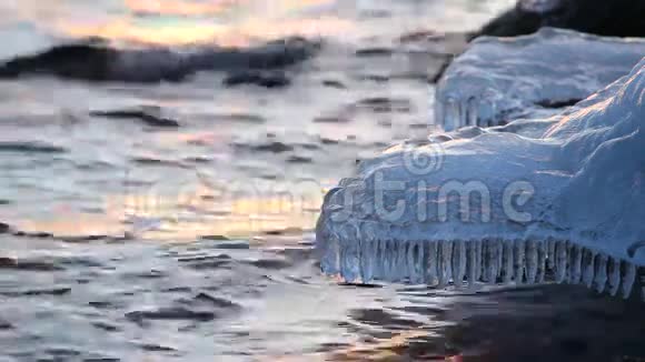 日落时的冰和水视频的预览图