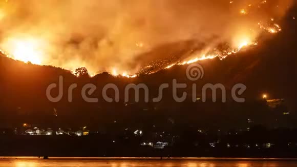 圣火野火在埃尔西诺湖附近的山脉中蔓延视频的预览图