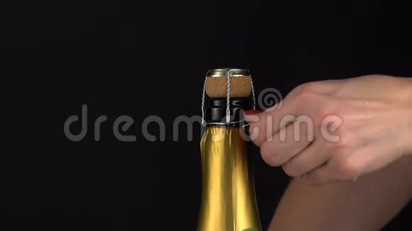 女孩打开香槟视频的预览图