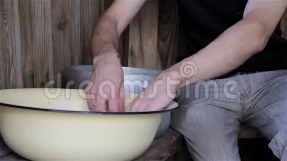碗里的李子视频的预览图