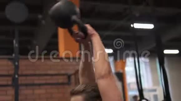 健身妇女在健身房做水壶铃秋千锻炼视频的预览图