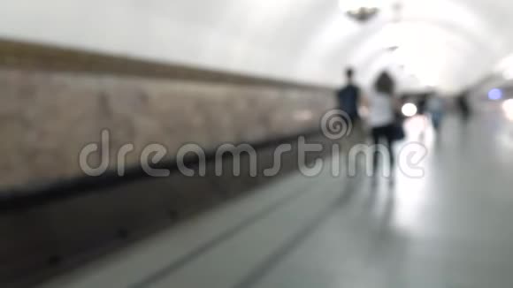 站地铁列车的焦点外镜头平台上的人地下公共交通概念视频的预览图