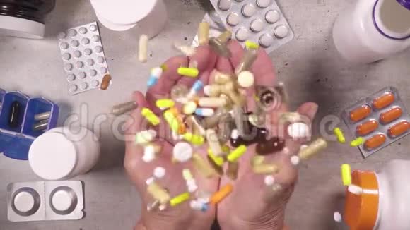 慢动作一堆药丸落在张开的手掌上视频的预览图