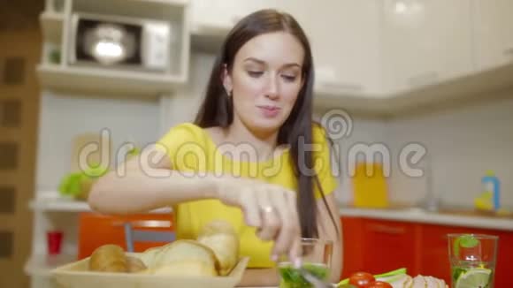 一家人一起吃饭的女人视频的预览图