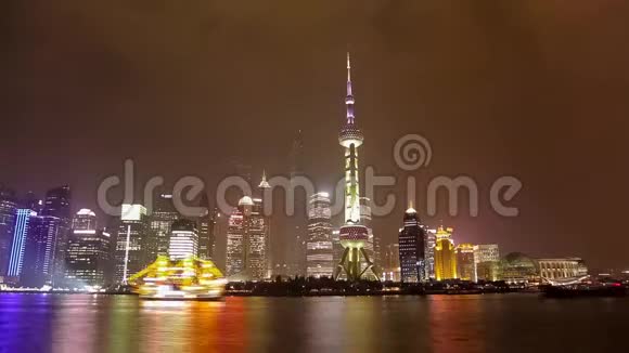上海2018年3月19日晚上看浦东堤岸灯火辉煌的旅游船在黄浦江航行视频的预览图