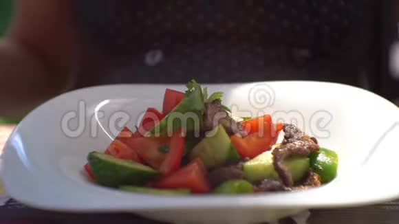 无法辨认的女人在餐馆吃沙拉视频的预览图