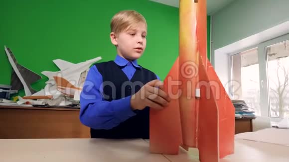 孩子在学校实验室发明了一种太空火箭模型视频的预览图