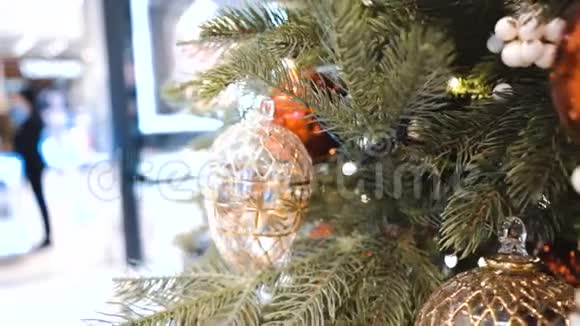 圣诞树上的装饰寒假北方的象征抽象背景视频的预览图