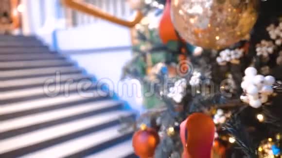 圣诞树上的装饰寒假北方的象征摘要bokeh背景视频的预览图