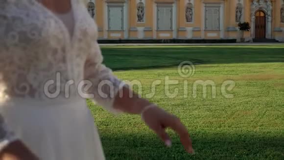 新郎新娘互相拥抱互相握手视频的预览图