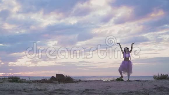 性感的年轻女人化妆闪闪发光穿着粉红色的连衣裙在河岸上跳舞一个温柔女孩的舞蹈视频的预览图