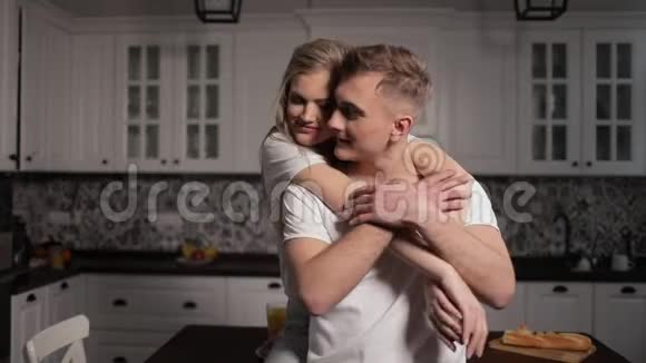 夫妻在厨房拥抱爱情视频的预览图
