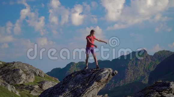 一个女孩在大自然的背景下跳舞视频的预览图