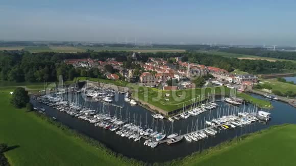 荷兰诺德布拉班特省Moerdijk设防城市Willemstad的鸟瞰图星舰防御工事视频的预览图