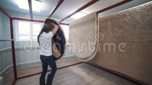 空气电离作用下房间地毯的干燥视频的预览图