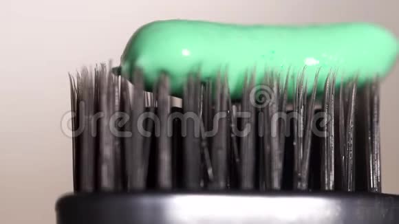 极端接近灰色牙刷与绿色牙膏白色背景牙科护理概念媒体这就是视频的预览图