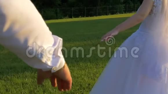 新婚夫妇被牵着手视频的预览图