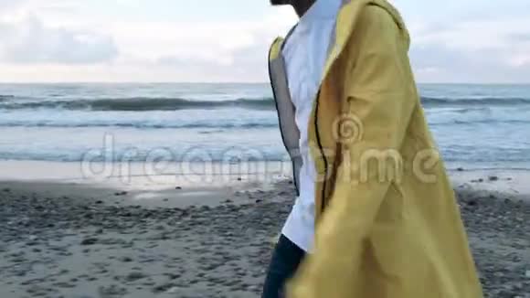 在海滩上跳舞的非裔美国人视频的预览图