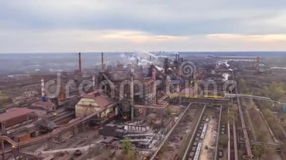 空中超脱时间流逝工业发电厂的场景视频的预览图