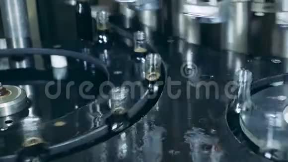 全瓶在工厂输送机上移动自动生产生产威士忌苏格兰威士忌白兰地视频的预览图