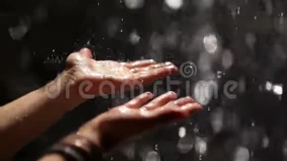 水滴落在女人手掌上双手完全湿了水就是运动视频的预览图