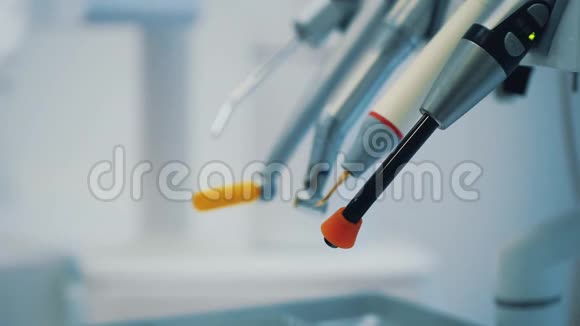牙科药品医疗器械牙科器械概念灯具和牙科设备的特写视频的预览图