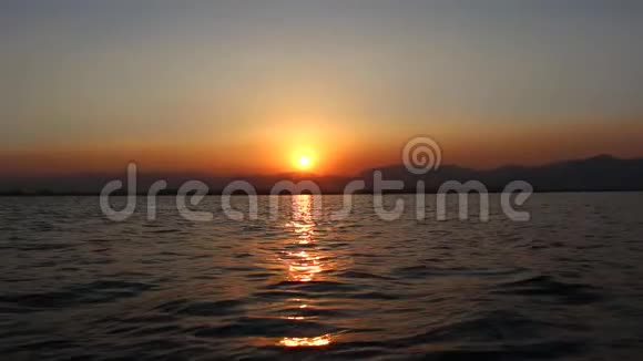 缅甸因乐湖上的快艇上的日落景色从船上俯瞰湖面视频的预览图
