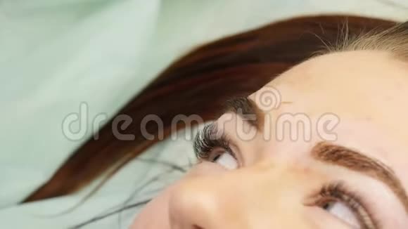 年轻漂亮的女人纹眉毛美容院眉毛的永久化妆4K视频的预览图