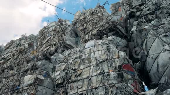 一堆垃圾在垃圾堆里底部脏垃圾堆放在专门的工厂回收利用视频的预览图