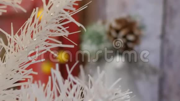 圣诞家居装饰人造白色新年树视频的预览图