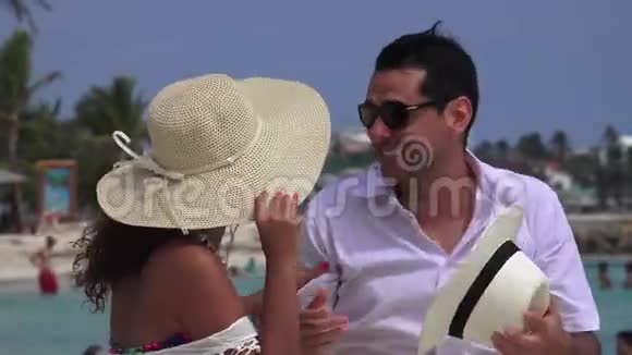 有趣的情侣海滩度假视频的预览图