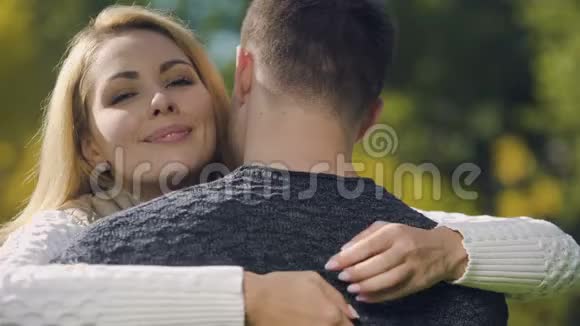 开朗的女人拥抱男人微笑婚姻中介浪漫关系视频的预览图