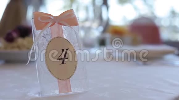 婚礼用装饰品婚礼桌上的新娘牌匾缎带缎子装饰和珠宝视频的预览图