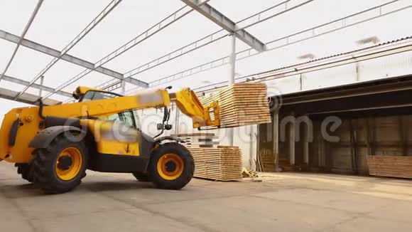 一辆推土机把木柴送到仓库一辆工厂里的叉车一辆工厂里的大黄叉车送一辆视频的预览图