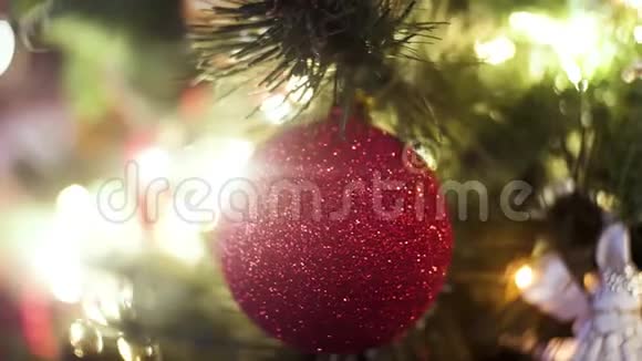 装饰圣诞树模糊闪闪发光和仙女的背景圣诞快乐和新年快乐的概念框架视频的预览图