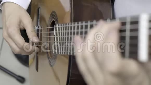 弹古典吉他慢动作视频的预览图