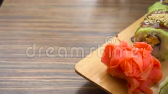 新鲜寿司在桌子上视频的预览图