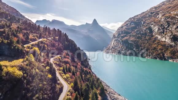 绿松石湖蓝绿松石山秋季瑞士航空视频的预览图