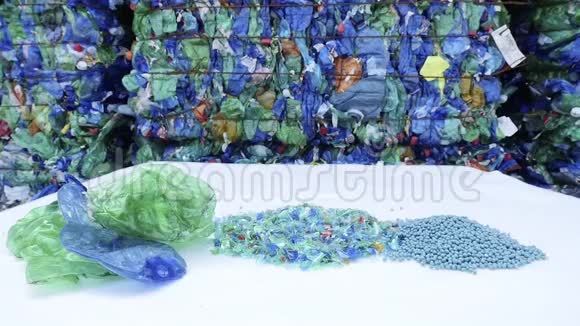 可回收彩色塑料砖视频的预览图