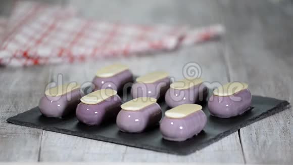 糖果店在厨房用鲜奶油装饰小蛋糕视频的预览图