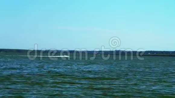 摩托艇漂浮在平静的河流上水面景观平静的水视频的预览图