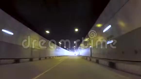 汽车从乘客的角度穿过隧道场景穿过隧道的车辆司机视频的预览图