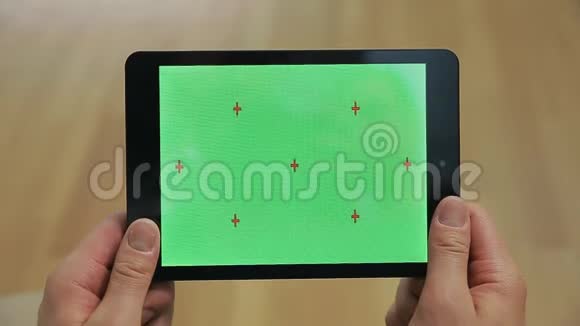 男性手拿着绿色屏幕的平板电脑带有色度键屏幕的平板电脑视频的预览图