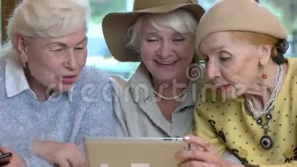有平板电脑的女人笑视频的预览图