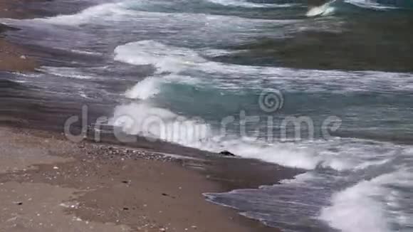 波浪带着断路器视频的预览图