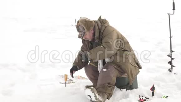 渔夫在冬天抽出鱼视频的预览图