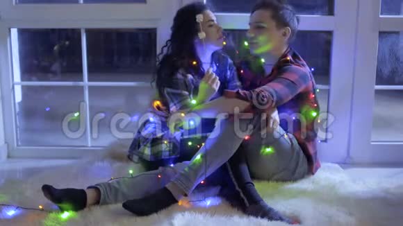 装饰着圣诞花环的漂亮情侣们吃着马歇尔视频的预览图