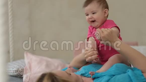 可爱的女婴在阳光明媚的卧室里笑视频的预览图